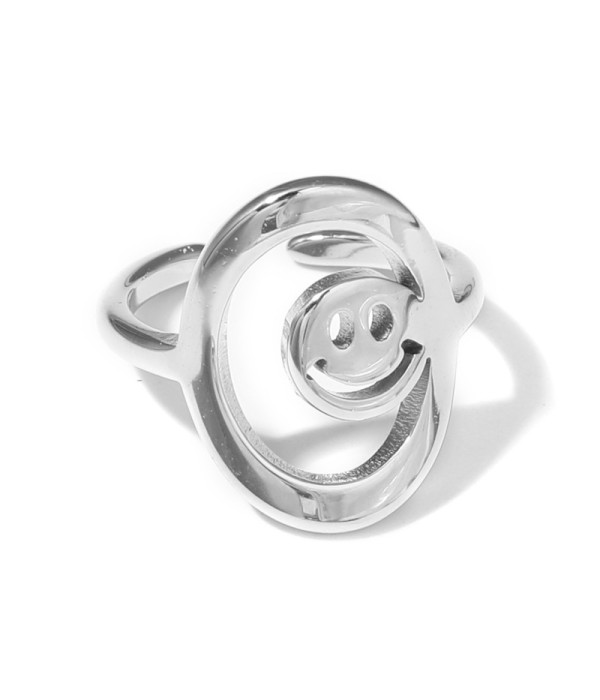 Anillo plateado con diseño de óvalo y cara sonriente