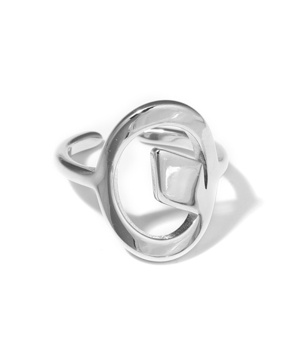 Anillo plateado con diseño de óvalo y rombo