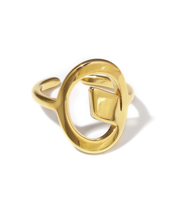Anillo dorado con diseño de óvalo y rombo