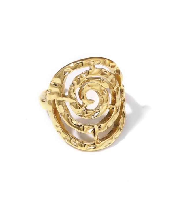 Anillo dorado con diseño de espiral y detalles texturizados