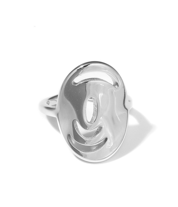 Anillo plateado ovalado con detalles calados