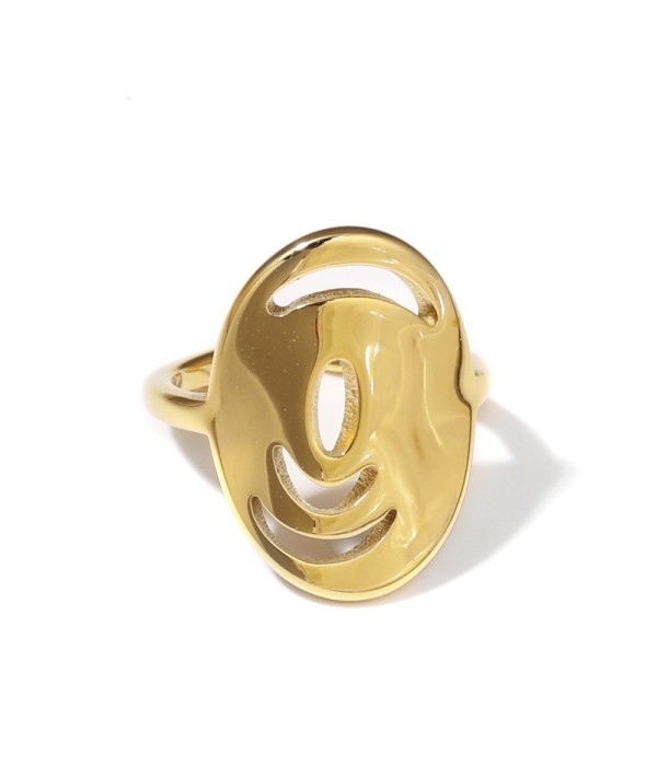 Anillo dorado ovalado con detalles calados