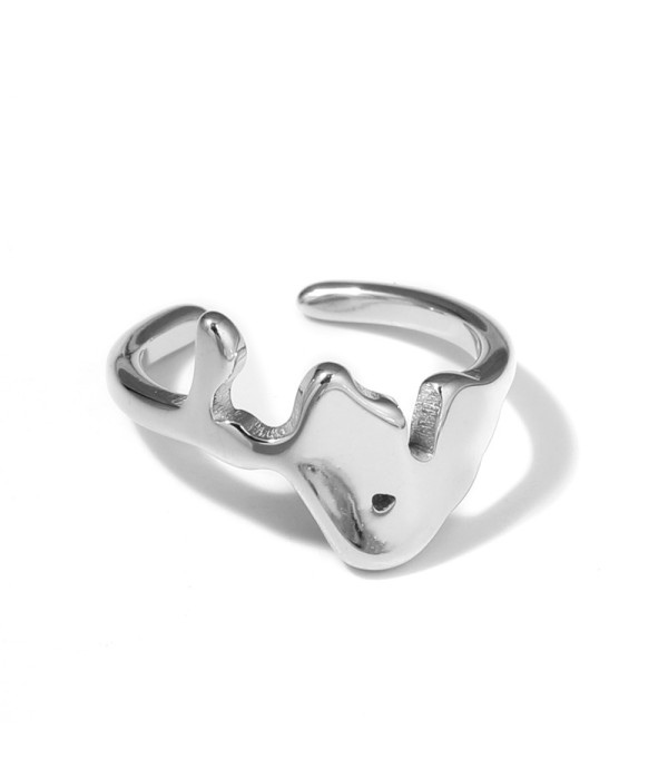 Anillo plateado con diseño ondulado