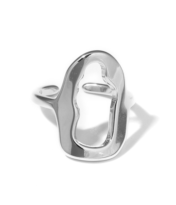 Anillo plateado con diseño de óvalo