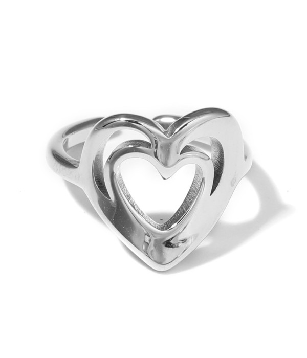 Anillo plateado con diseño de corazón calado
