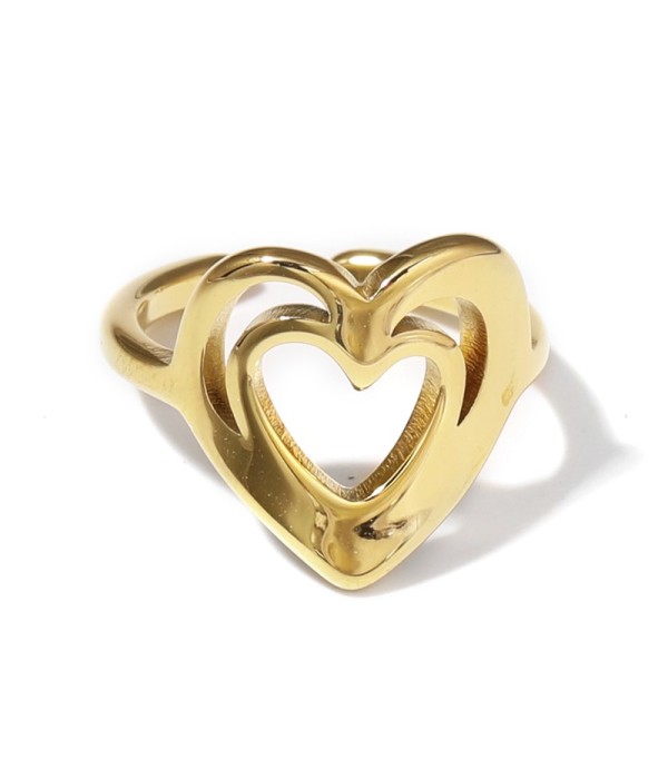 Anillo dorado con diseño de corazón calado