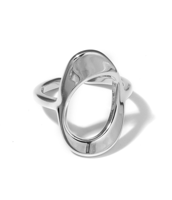 Anillo plateado con diseño de óvalo calado