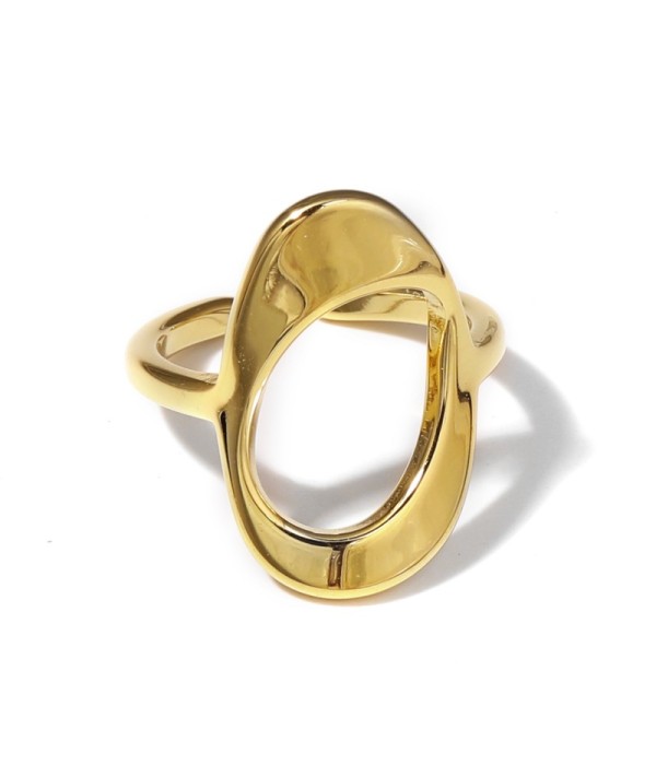 Anillo dorado con diseño de óvalo calado