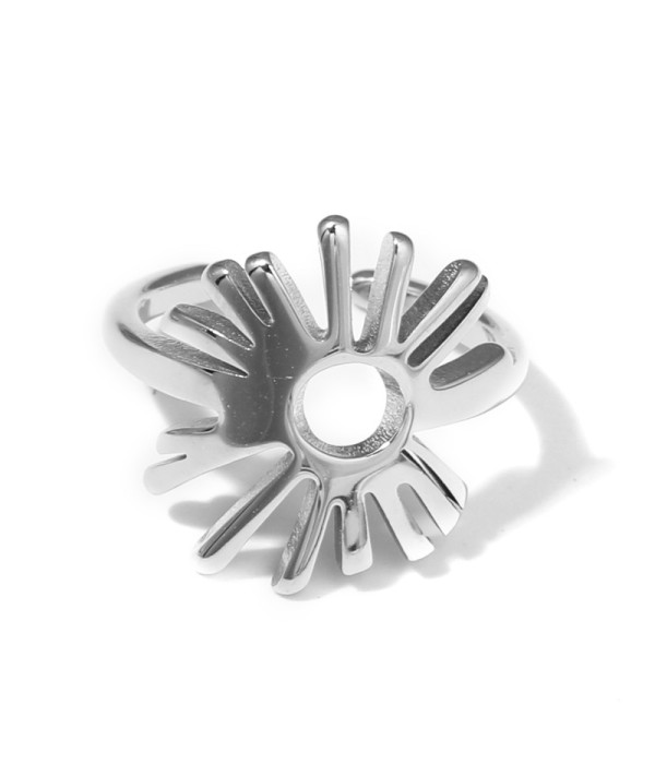 Anillo plateado con diseño de sol