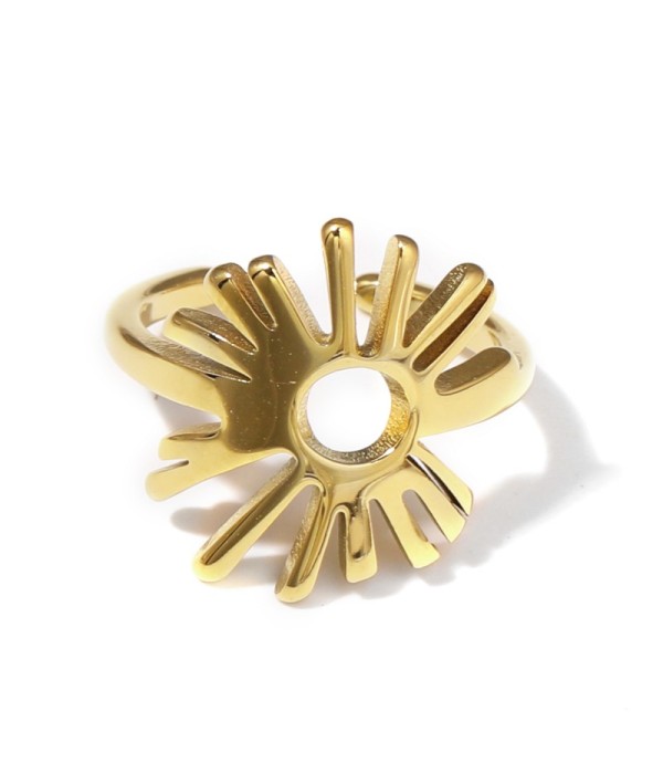 Anillo dorado con diseño de sol