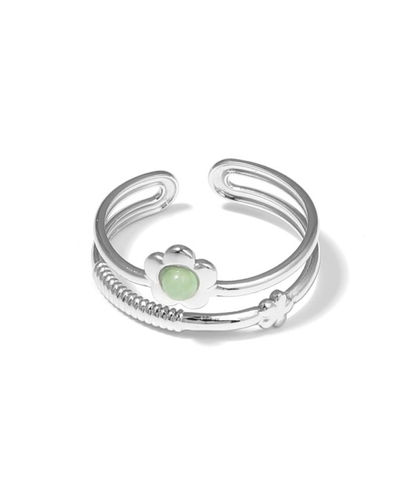 Anillo plateado con flor y piedra