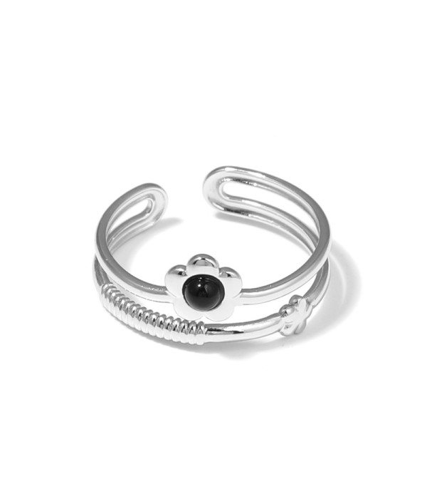 Anillo plateado con flor y piedra