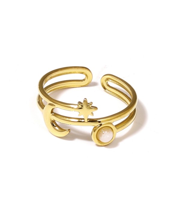 Anillo dorado con luna, estrella y piedra