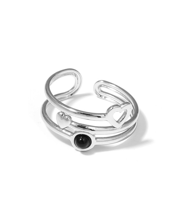 Anillo plateado con corazones y piedra