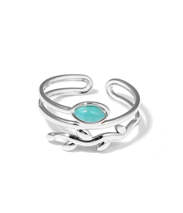 Anillo plateado con diseño de hojas y piedra