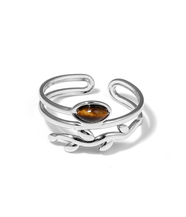 Anillo plateado con diseño de hojas y piedra