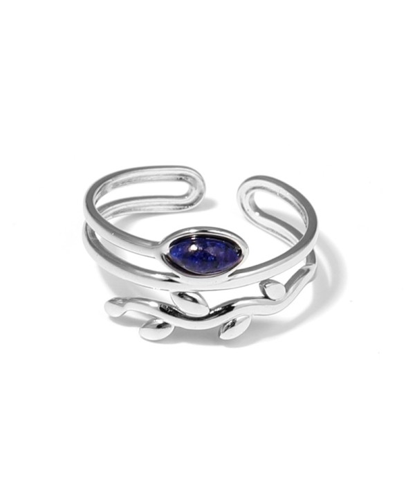 Anillo plateado con diseño de hojas y piedra