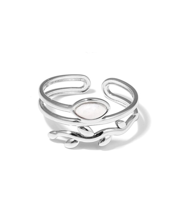 Anillo plateado con diseño de hojas y piedra