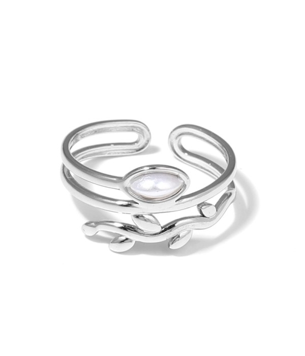 Anillo plateado con diseño de hojas y piedra