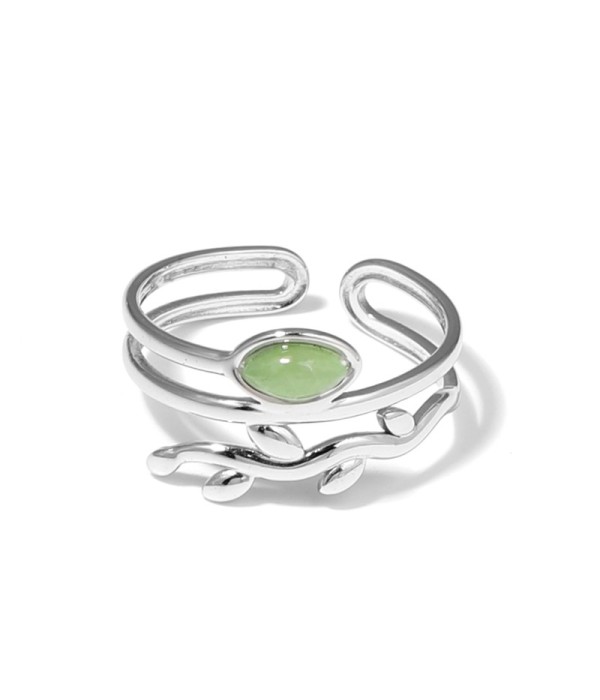 Anillo plateado con diseño de hojas y piedra