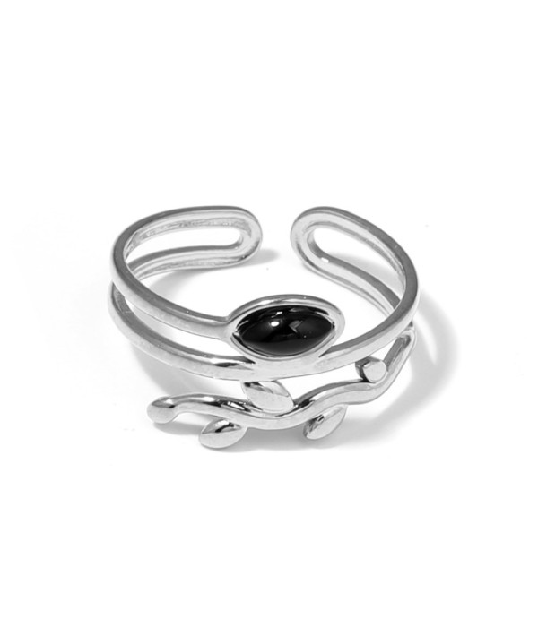 Anillo plateado con diseño de hojas y piedra