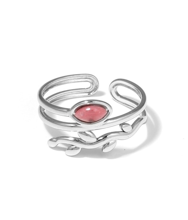 Anillo plateado con diseño de hojas y piedra