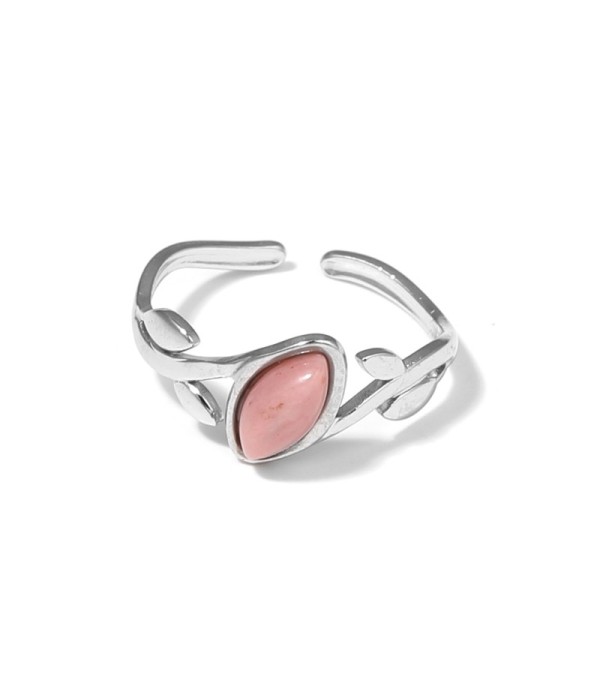 Anillo plateado con diseño de hojas y piedra rosa