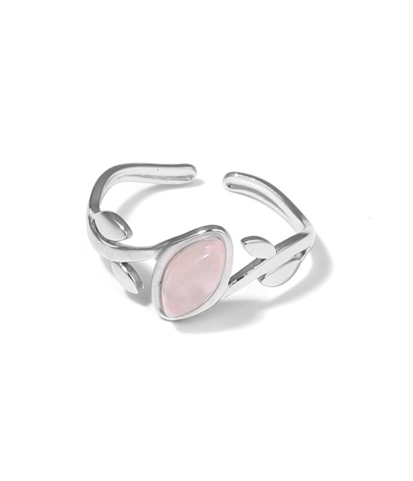 Anillo plateado con diseño de hojas y piedra rosa
