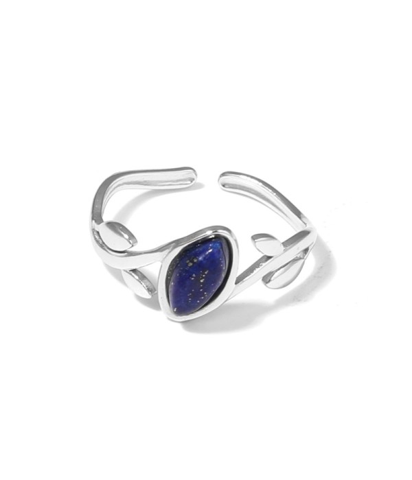 Anillo plateado con diseño de hojas y piedra rosa