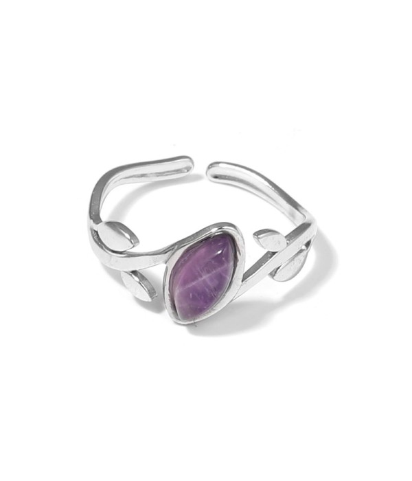 Anillo plateado con diseño de hojas y piedra rosa