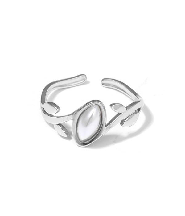 Anillo plateado con diseño de hojas y piedra rosa 2