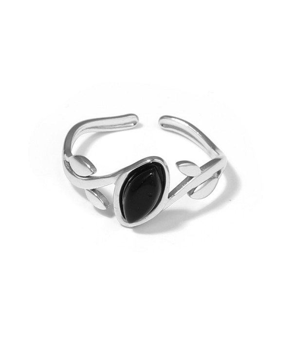 Anillo plateado con diseño de hojas y piedra rosa