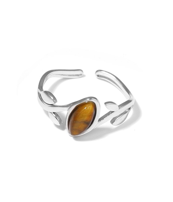Anillo plateado con diseño de hojas y piedra rosa