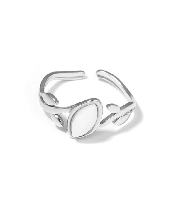Anillo plateado con diseño de hojas y piedra rosa