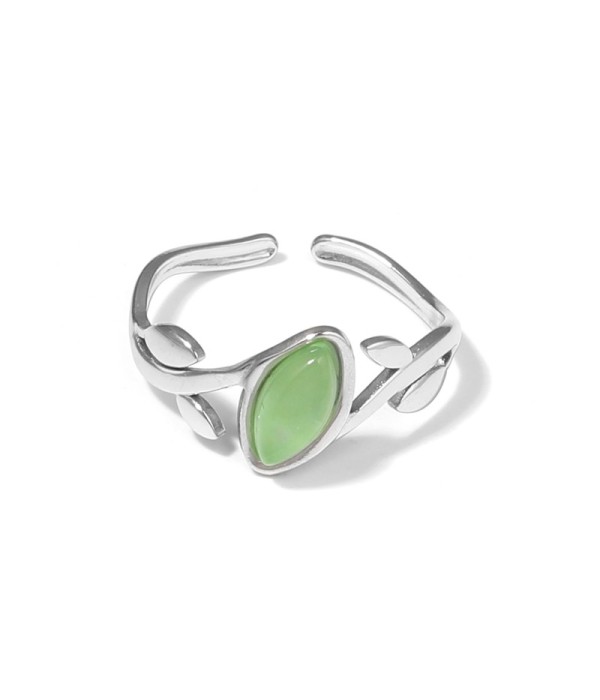 Anillo plateado con diseño de hojas y piedra rosa