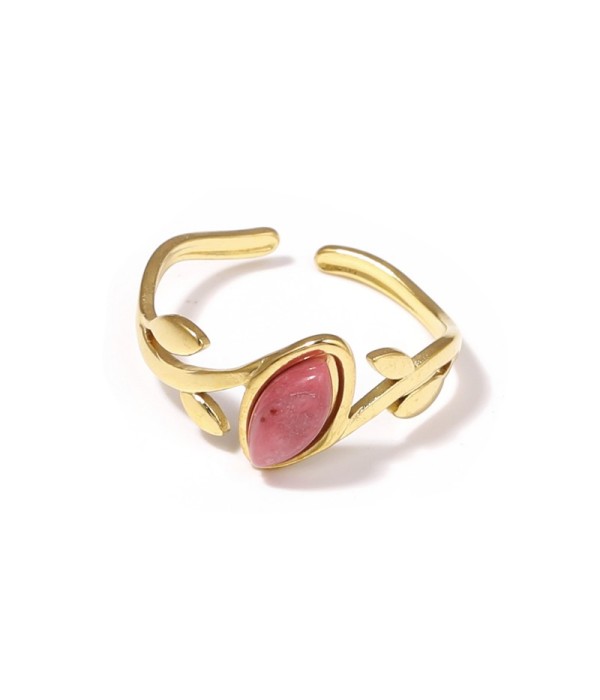 Anillo dorado con diseño de hojas y piedra rosa
