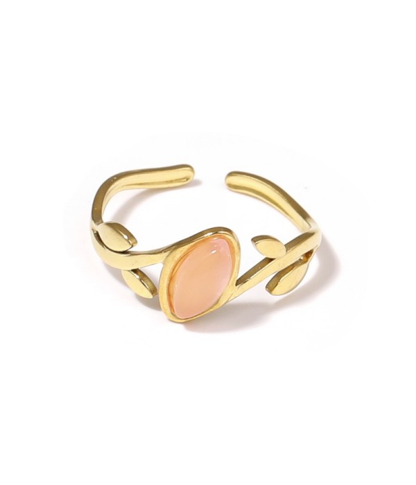 Anillo dorado con diseño de hojas y piedra rosa 2