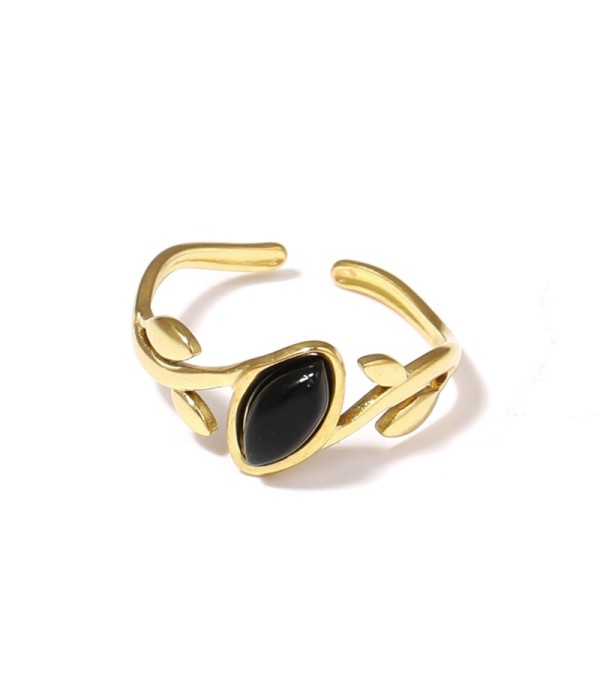 Anillo dorado con diseño de hojas y piedra rosa