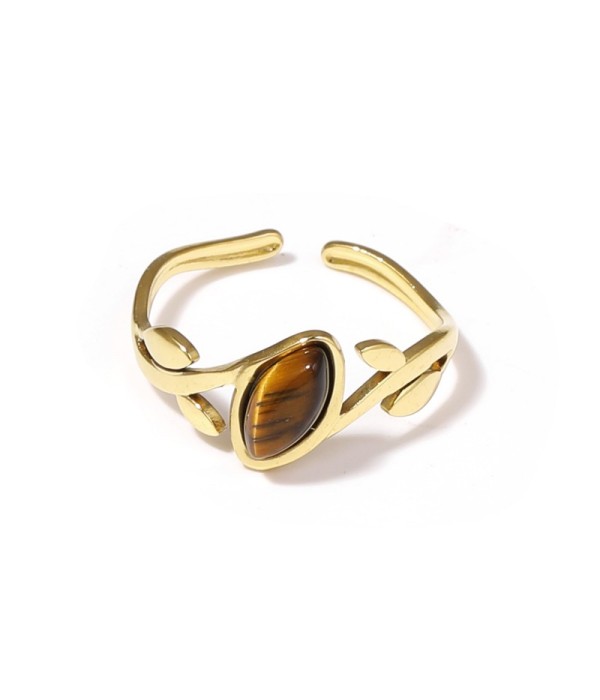 Anillo dorado con diseño de hojas y piedra rosa