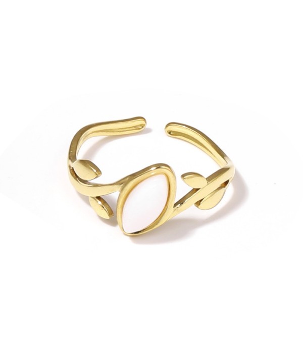 Anillo dorado con diseño de hojas y piedra rosa