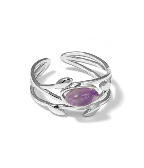Anillo plateado de líneas entrelazadas con hojas y piedra