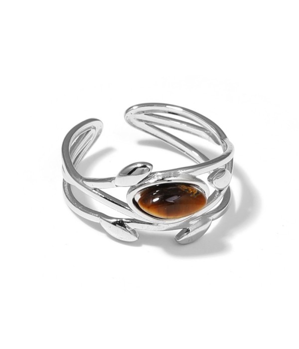 Anillo plateado de líneas entrelazadas con hojas y piedra