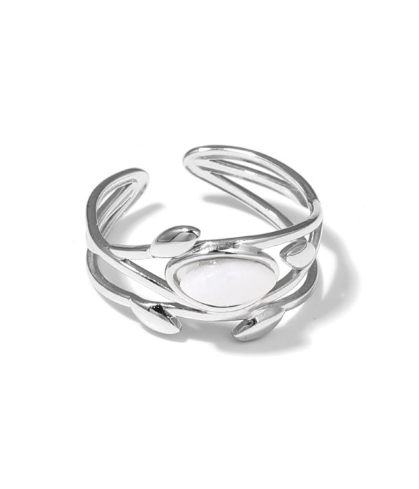 Anillo plateado de líneas entrelazadas con hojas y piedra