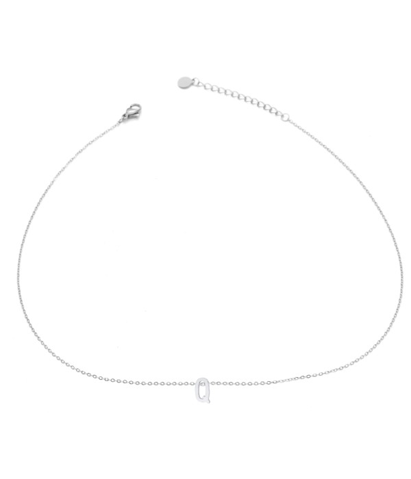 Collar plateado de letra Q