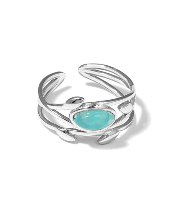 Anillo plateado de líneas entrelazadas con hojas y piedra