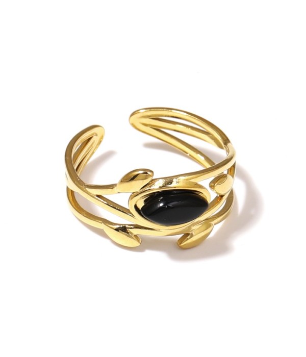 Anillo dorado de líneas entrelazadas con hojas y piedra