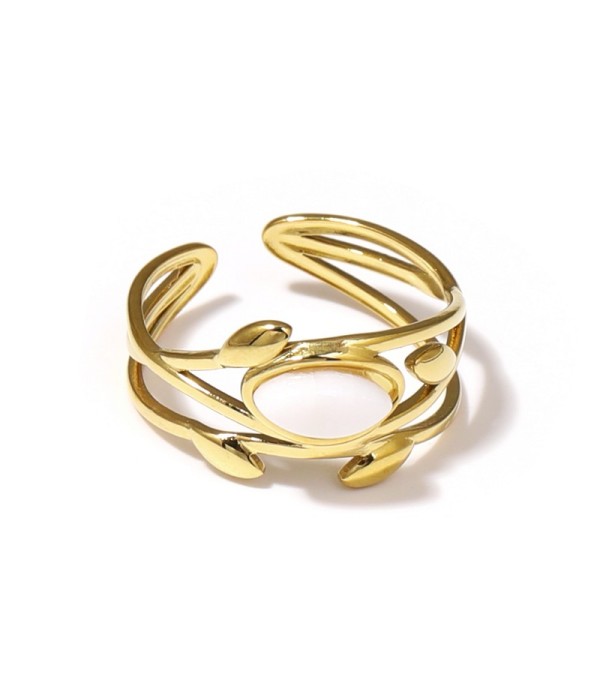Anillo dorado de líneas entrelazadas con hojas y piedra