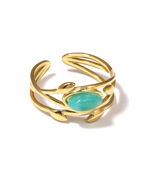 Anillo dorado de líneas entrelazadas con hojas y piedra