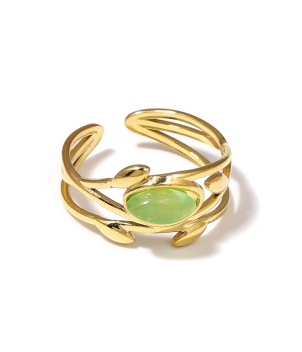 Anillo dorado de líneas entrelazadas con hojas y piedra
