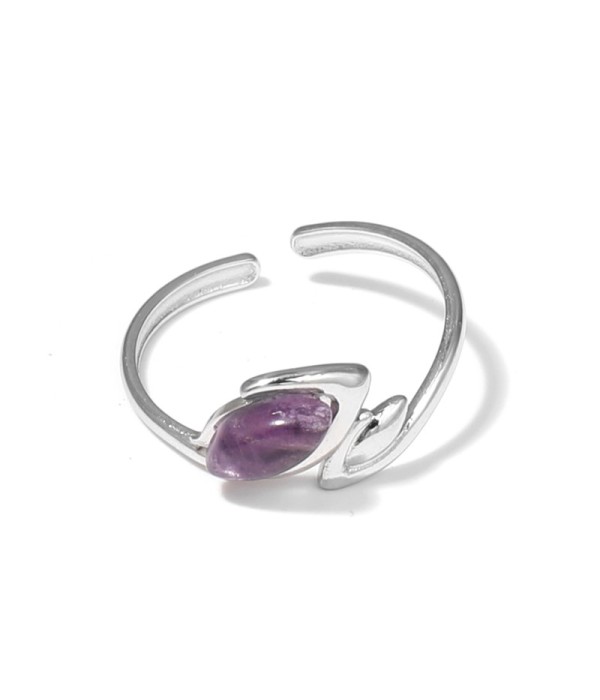 Anillo plateado con líneas curvas y piedra